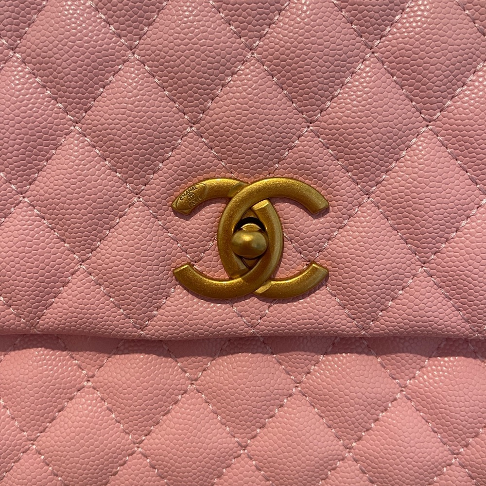 CHANEL Pink Quilted Shoulder Bag with Gold Logo - Picture 2 of 15